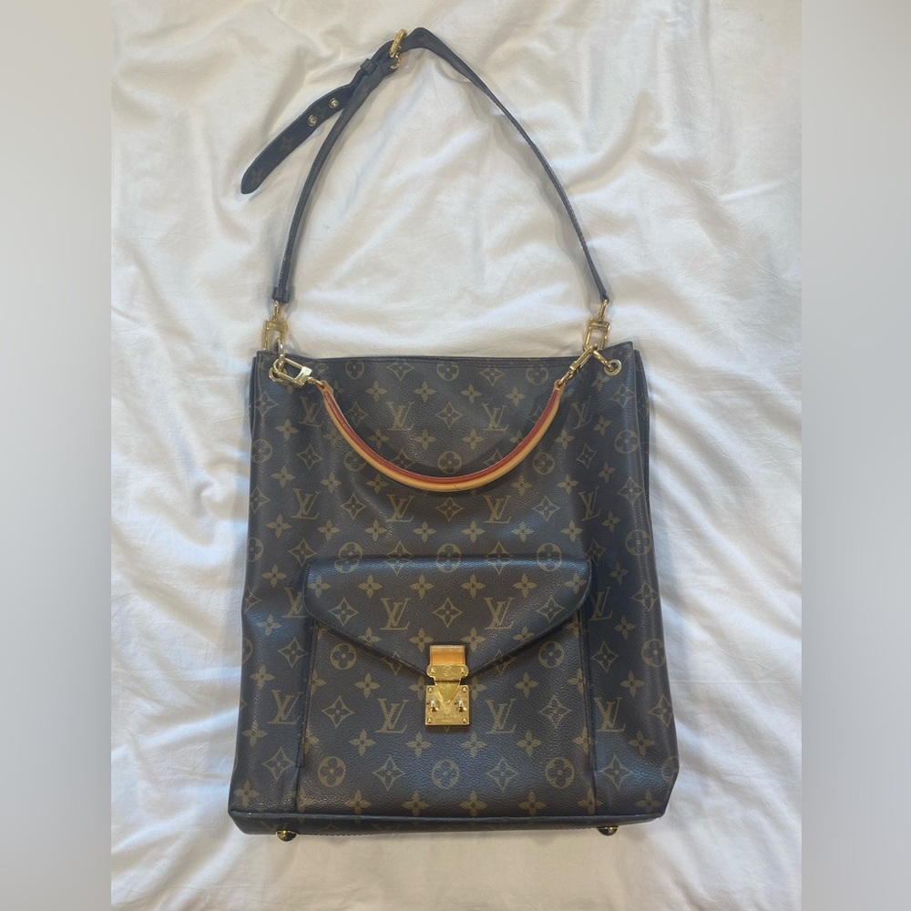 Authentic Louis Vuitton - great messenger bag! rarely used/has regular wear